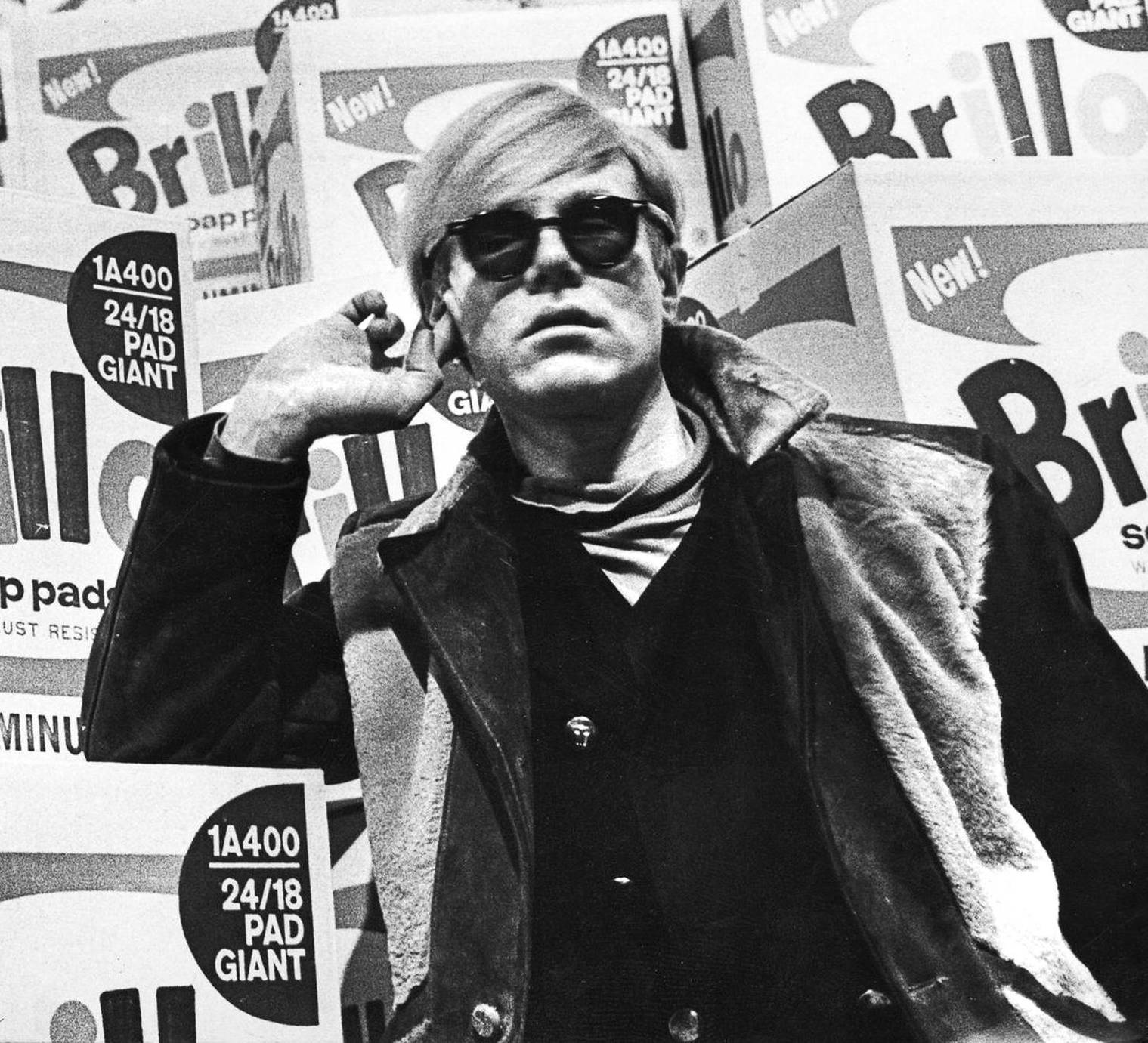 Fotografie des amerikanischen Künstlers Andy Warhol im Moderna Museet, Stockholm, vor der Eröffnung seiner retrospektiven Ausstellung. Brillo-Boxen im Hintergrund