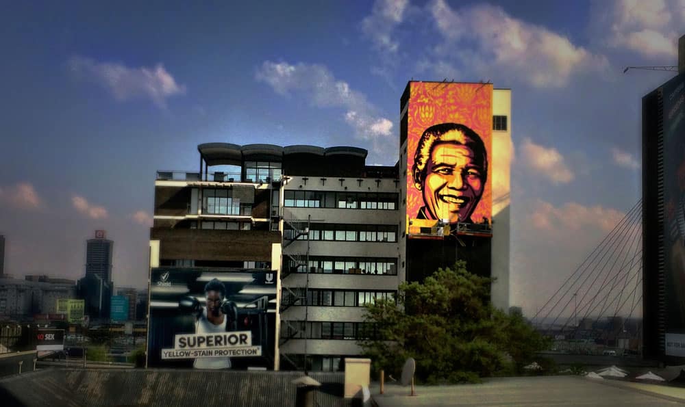 Von Suppendosen bis Graffiti: Die faszinierende Evolution der Pop Art von Andy Warhol bis Banksy Kunstepochen superflat Nelson Mandela als Wall Art in Johannesburg, von Streetart Künstler Shepard Fairey