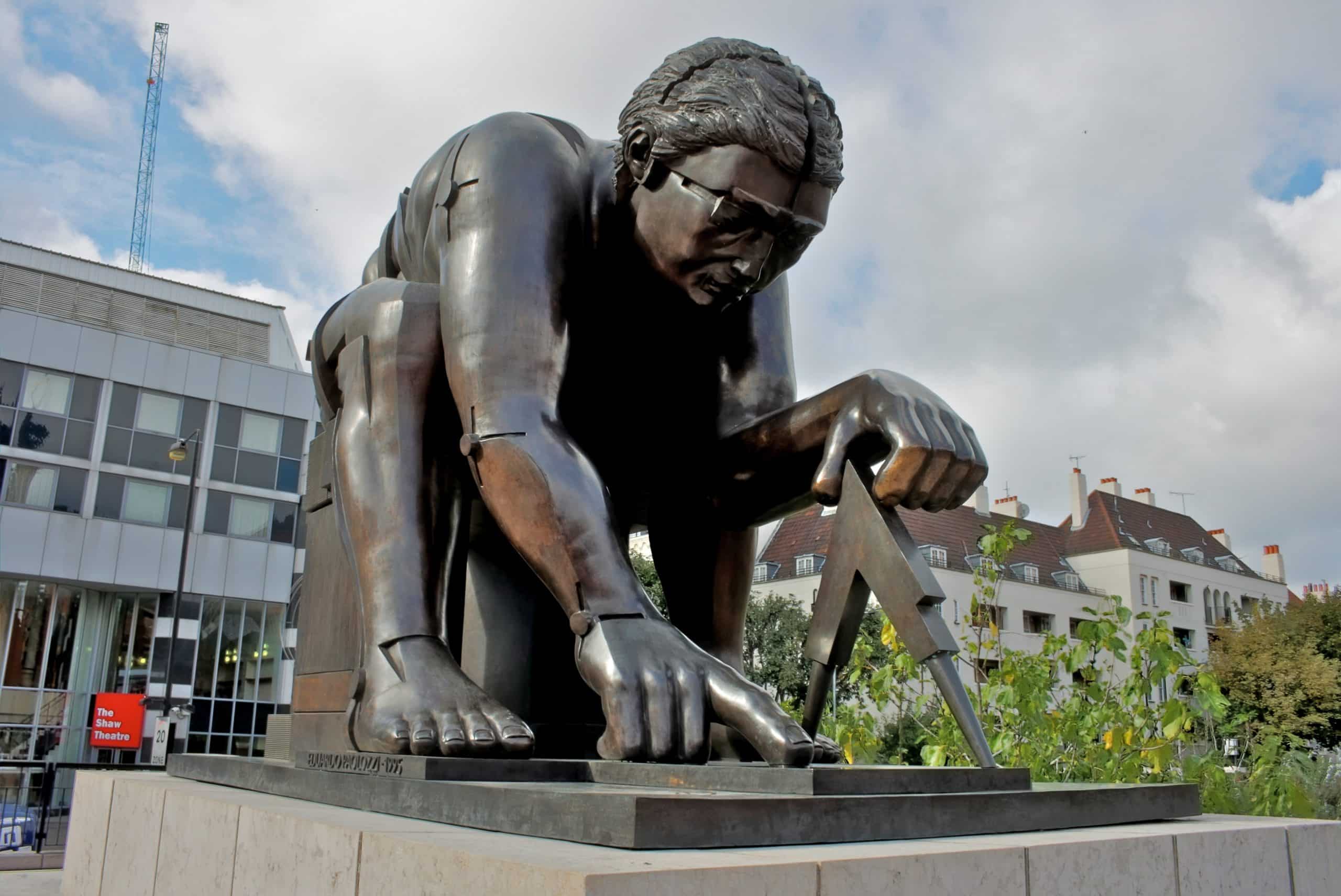 Aus dem Englischen übersetzt - Newton, manchmal auch Newton nach Blake genannt, ist ein Werk des Bildhauers Eduardo Paolozzi aus dem Jahr 1995. Die große Bronzeskulptur ist auf einem hohen Sockel auf der Piazza vor der British Library in London ausgestellt.