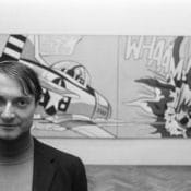 Roy Lichtenstein vor einem seiner Gemälde bei einer Ausstellung im Stedelijk Museum (1967)