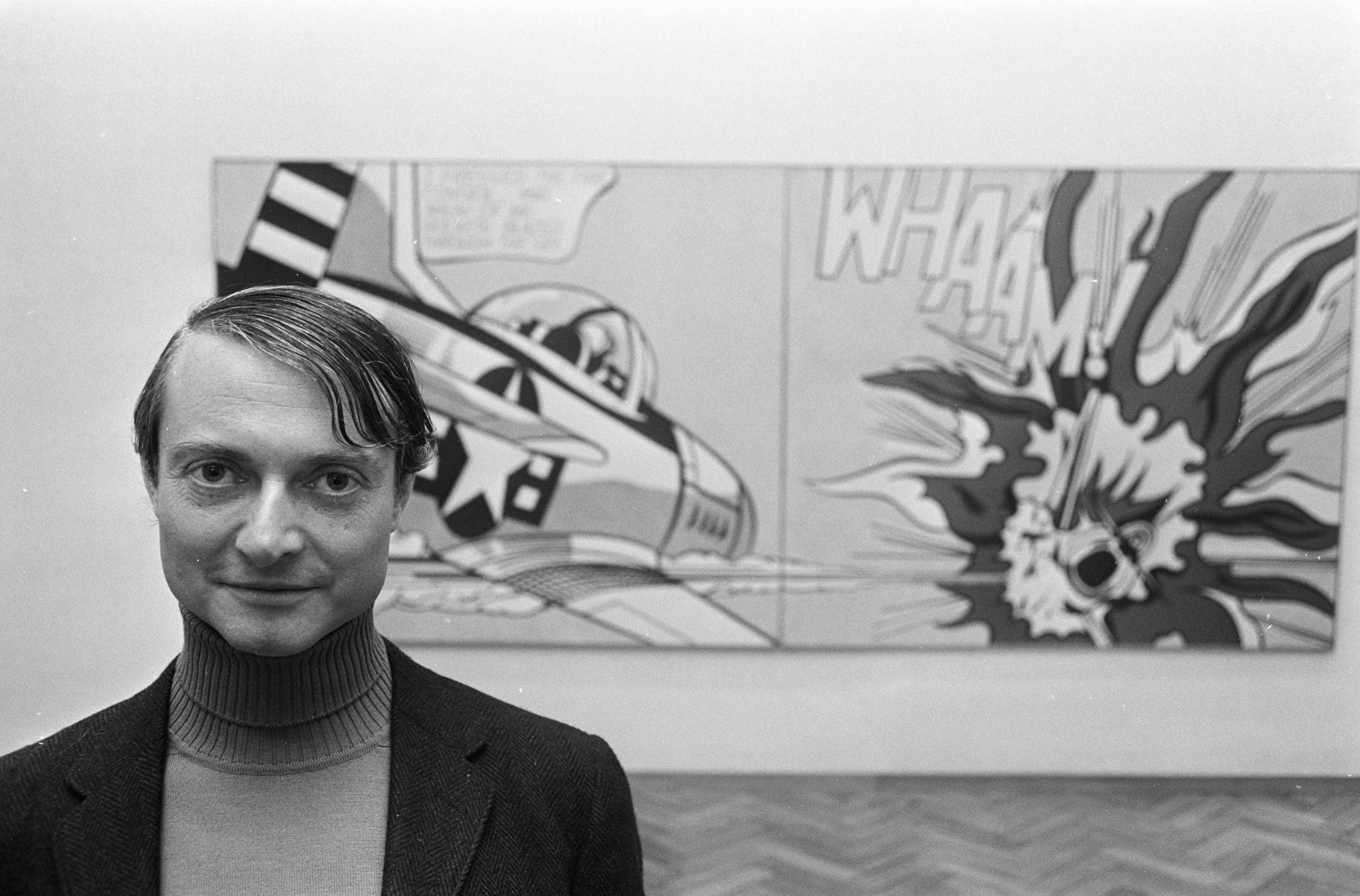 Von Suppendosen bis Graffiti: Die faszinierende Evolution der Pop Art von Andy Warhol bis Banksy Kunstepochen superflat Roy Lichtenstein vor einem seiner Gemälde bei einer Ausstellung im Stedelijk Museum (1967)