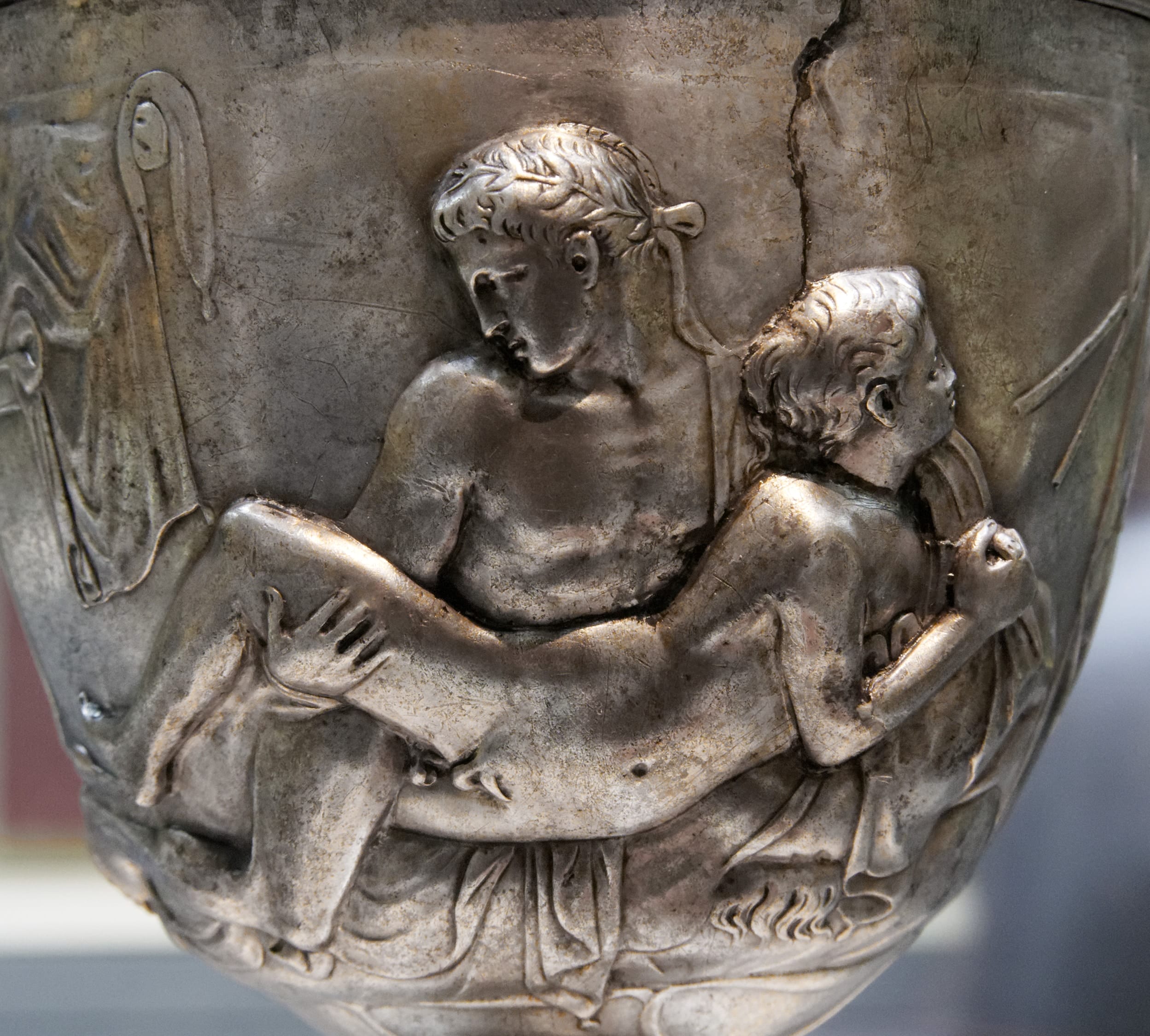 Der Warren-Kelch - Ein bartloser Mann hat Geschlechtsverkehr mit einem kleinen Jungen, Seite B des sogenannten Warren Cup. Römische Kunstwerke.