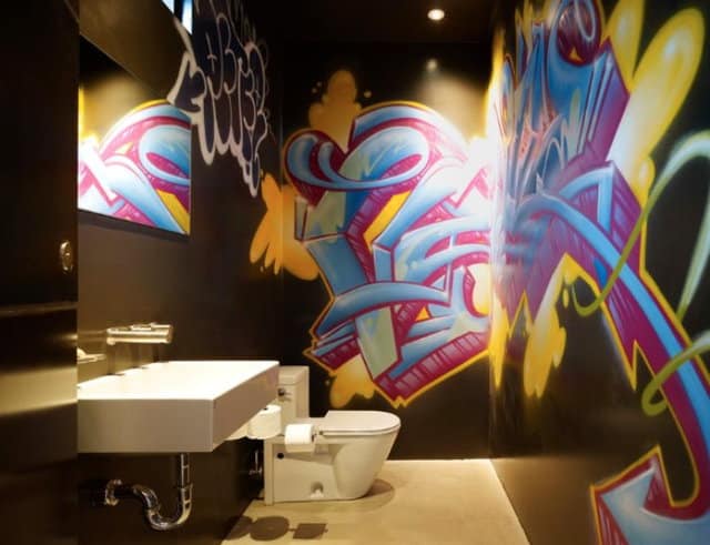 Wie wäre es mit coolen Graffiti an den Wänden des Badezimmers {gefunden auf garyhuttondesign).