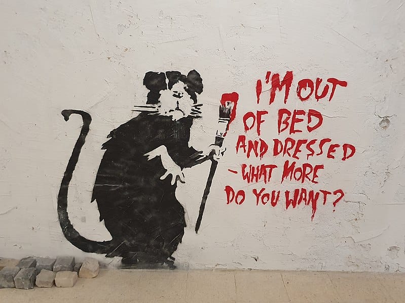 „I'm out of bed Rat“ (2002), Schablone mit Banksy-Spraystil, ursprünglich in Los Angeles gefunden (2013), nach New York verlegt und transportiert. Der Verkauf erfolgte zunächst für 360.000 Euro und das Werk wurde später von einem anonymen Käufer aus Italien erworben.