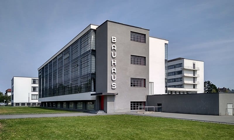 Das bekannte Bauhaus Gebäude von Walter Gropius in Dessau