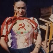 Kahlo Frida trägt ein Korsett mit militantem Design, Foto ausgestellt auf der Palais Galliera Expo 2022