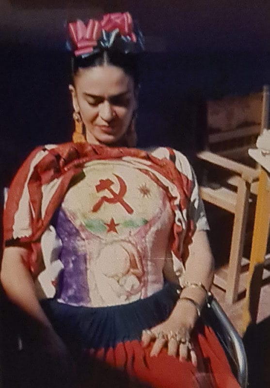Kahlo Frida trägt ein Korsett mit militantem Design, Foto ausgestellt auf der Palais Galliera Expo 2022
