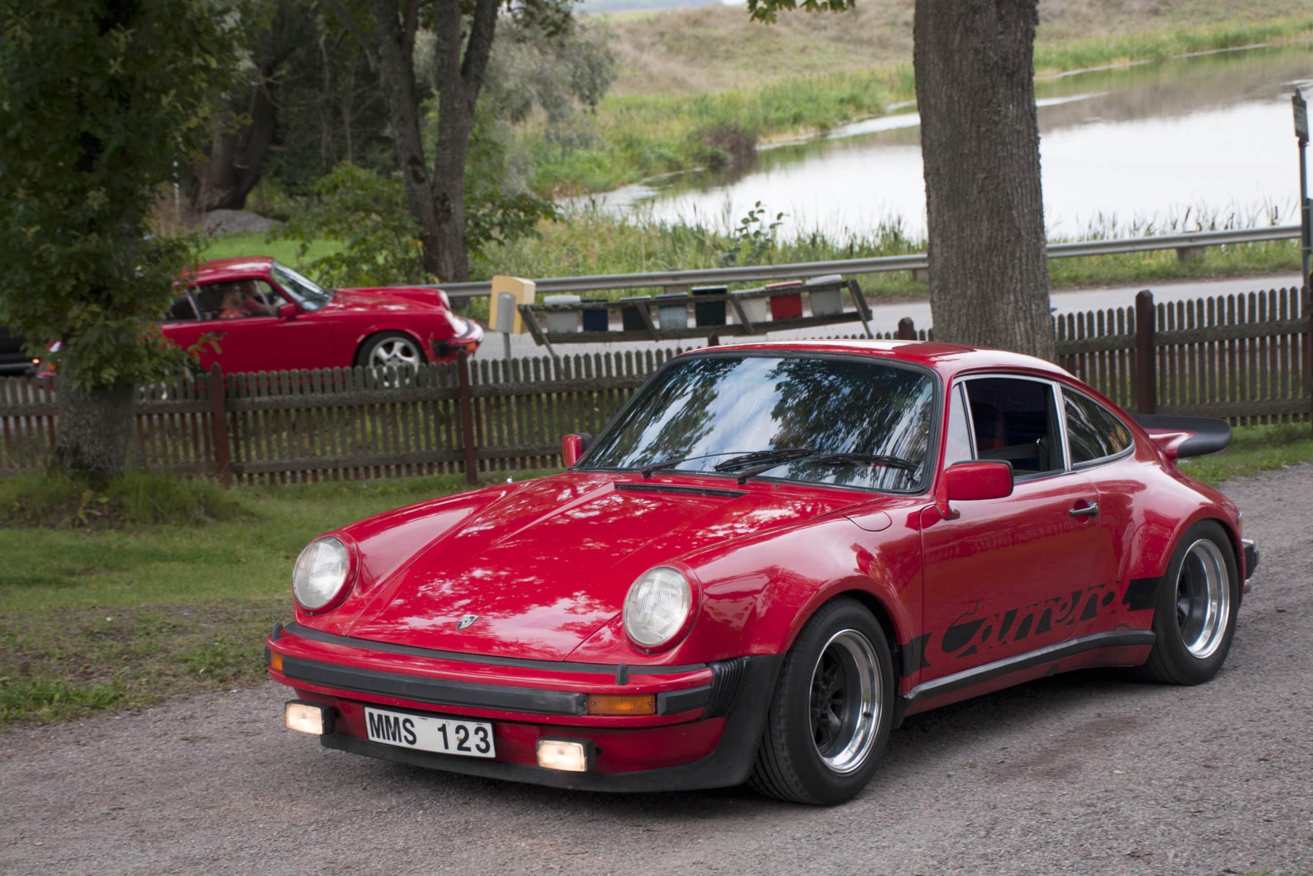 Ein klassischer Porsche 911 Carrera von 1977 bei einem Autotreffen in Ulva Kvarn Uppsala (Schweden)