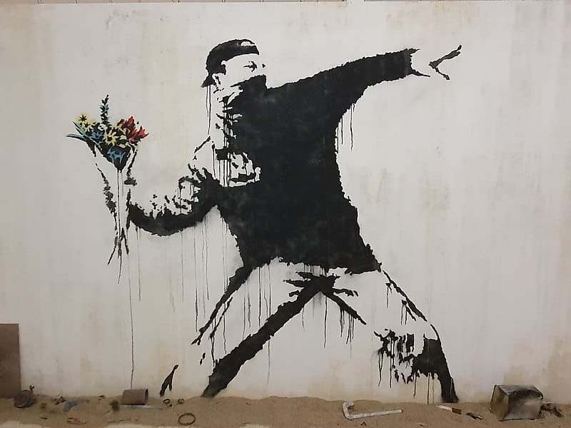 Von Suppendosen bis Graffiti: Die faszinierende Evolution der Pop Art von Andy Warhol bis Banksy Kunstepochen superflat Rage, Flower Thrower (2003), Schablone mit Farbspray von Banksy, in Belém, Palästina