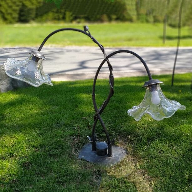 Handgefertigte Gartenleuchte in Blütenform aus Schmiedebronze & Glas - Floroso