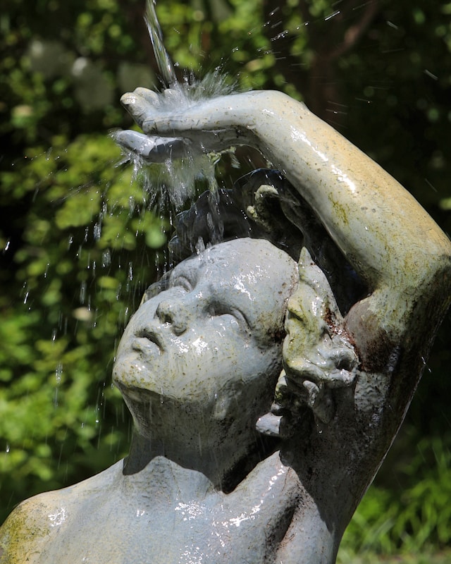 Gartenskulptur mit Wasserspiel