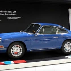 Porsche 911 2.0 Coupé (1964), tentoongesteld in het Porsche Museum in Stuttgart