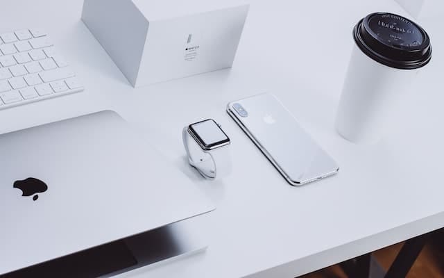 Apple-Produkte wie Macbook, Apple Watch und iPhone sind Meisterleistungen minimalistischen Produktdesigns