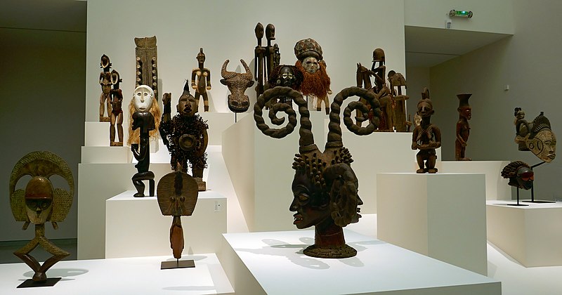 Auswahl aus der afrikanischen ethnografischen Sammlung von José de Guimarães, präsentiert im Rahmen der dem Künstler gewidmeten Ausstellung im Würth France Erstein Museum.