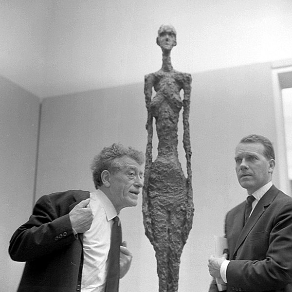 Alberto Giacometti (links) vor einer seiner Skulpturen auf der 31. Biennale, Venedig 1962