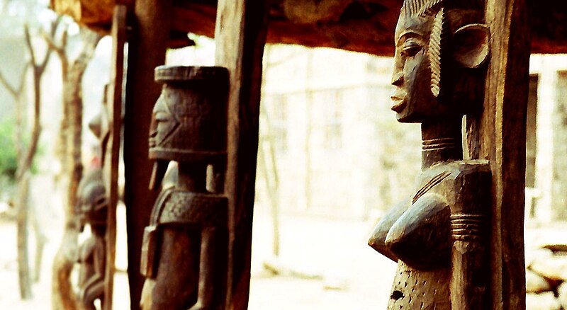 Dogon-Skulpturen unter dem Schutz eines Hogons, Bandiagara, Mali, Afrika.