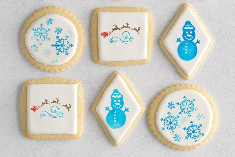 Weihnachtskekse verziert mit Royal Icing und Stempel-Kunst mit Lebensmittelfarbe