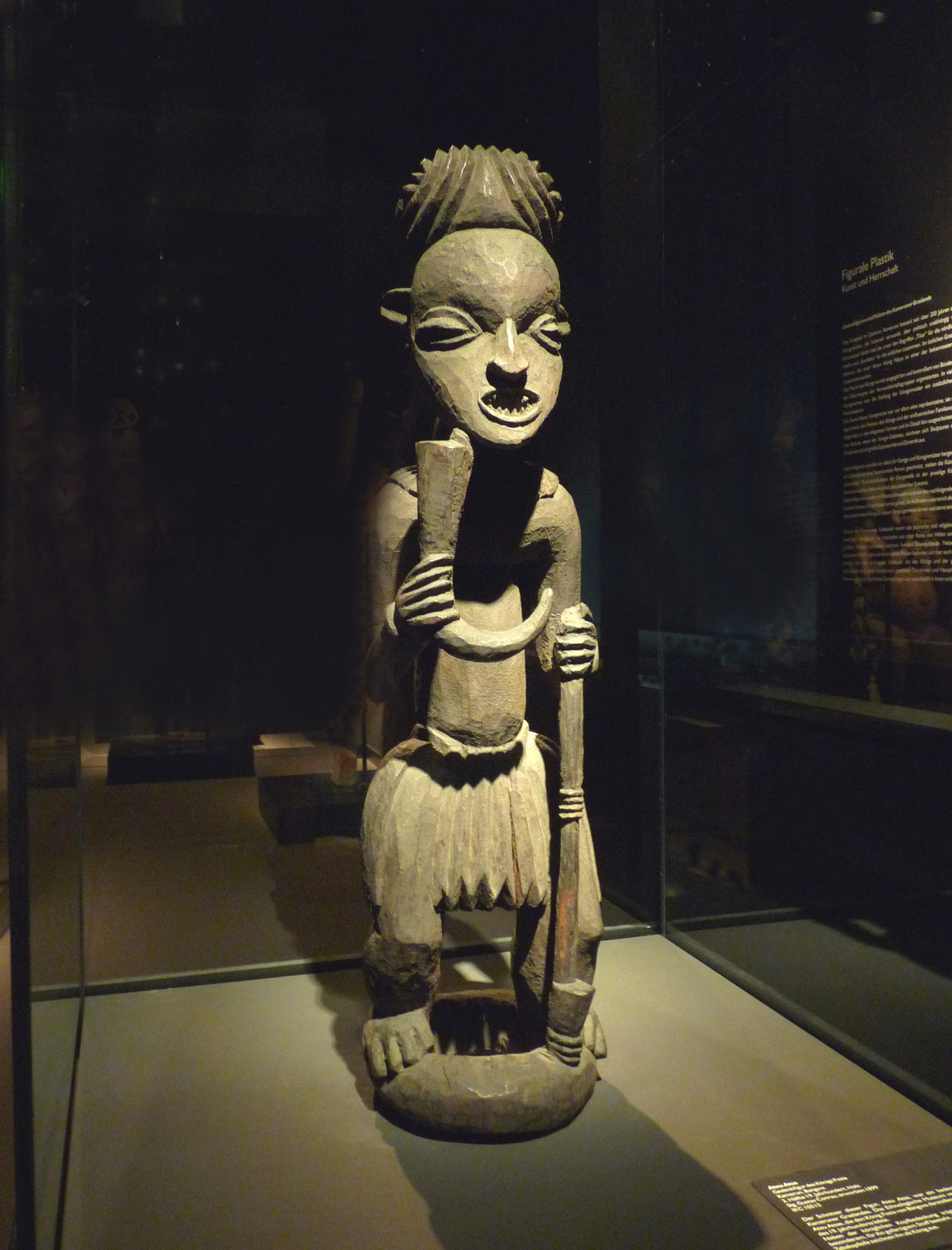 Gedenkstatue von König Fosia, geschaffen von Ateu Atsa (ca. 1840–1910). Kamerun, Bangwa. Bois. 2. Hälfte des 19. Jahrhunderts (Ethnologisches Museum Berlin)