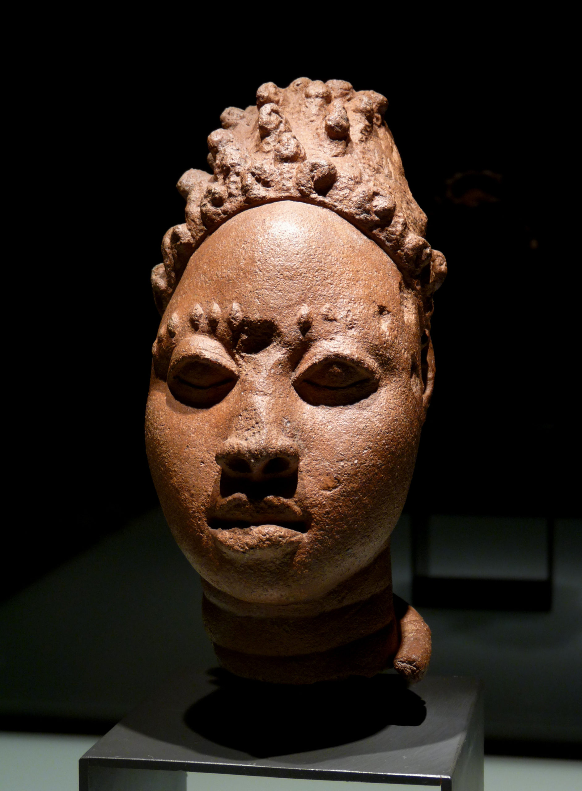 Afrikanischer Frauenkopf, Nigeria, Ife. 12.-15. Jahrhundert. Terrakotta. 19 cm (Ethnologisches Museum Berlin)