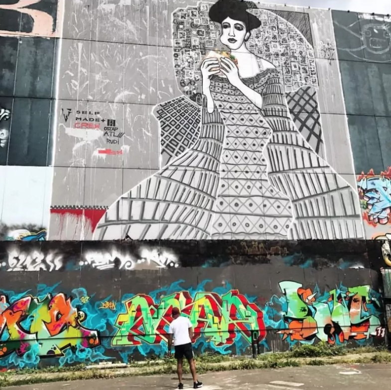 “Lady in cement (Frau in Beton)” ist ein riesiges Spray-Graffiti Kunstwerk, geschaffen 2016 vom Berliner Künstler-Kollektiv “Selfmadecrew”