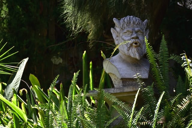 Licht und Schatten schaffen ein spannendes Zusammenspiel bei Gartenskulpturen