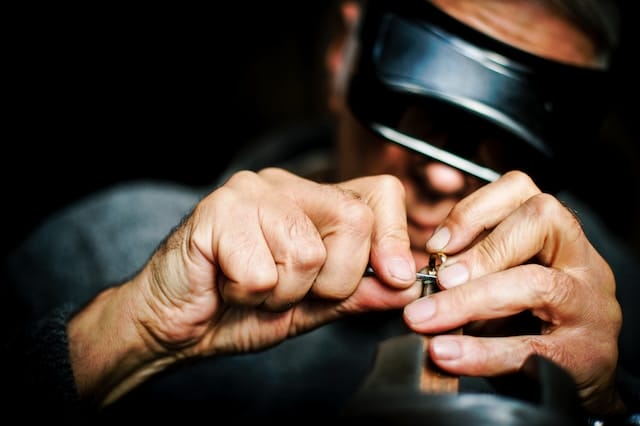 Professionelle Gravur eines Ringes in sorgfältiger Handarbeit