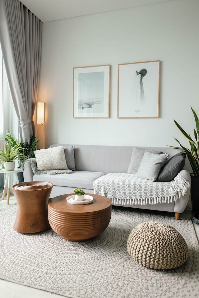 Harmonische Inneneinrichtung im Scandi Chic Stil mit minimalistischen Wandbildern