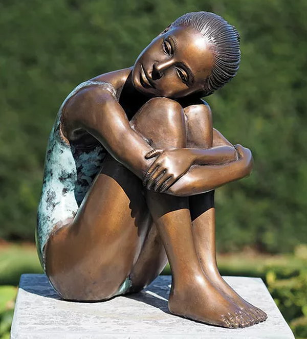 Gartenskulptur "Sitzendes Mädchen", Bronze