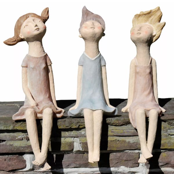 Kunst im Freien: Die besten Materialien für Outdoor Skulpturen Bildhauerei holz 3 Gartenskulpturen "Kantenhocker-Mädchen" aus Polyresin im Set
