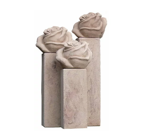 Gartenobjekt "Rosenblüte mit kleiner Stele" - Ein Blickfang für jeden Garten oder Terrasse. Diese Rosenblüte wurde von Hand in Sandsteinguss gearbeitet.