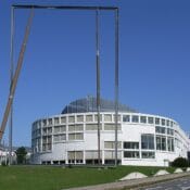 Kunst im öffentlichen Raum - Skulptur "Spiegel" von Isa Genzken vor der Bielefelder Stadthalle