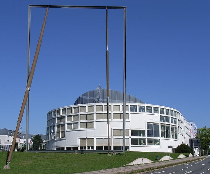 Kunst im öffentlichen Raum - Skulptur "Spiegel" von Isa Genzken vor der Bielefelder Stadthalle