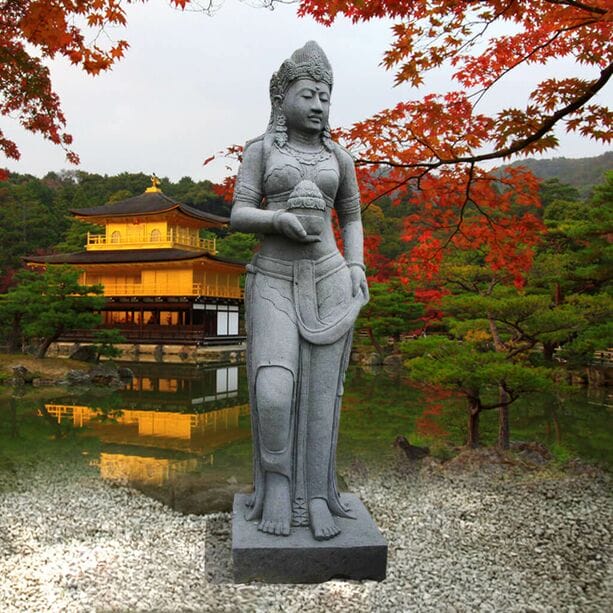 Lavastein Gartenstatue für den Asia-Garten. Diese einzigartige balinesische Mädchenfigur wird in Handarbeit aus pyroklastischer Lava gefertigt.