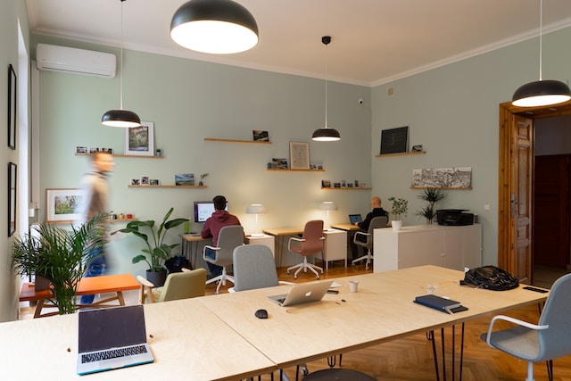 Coworking Spaces sind moderne Arbeitsplätze, die von verschiedenen Personen gemeinsam genutzt werden