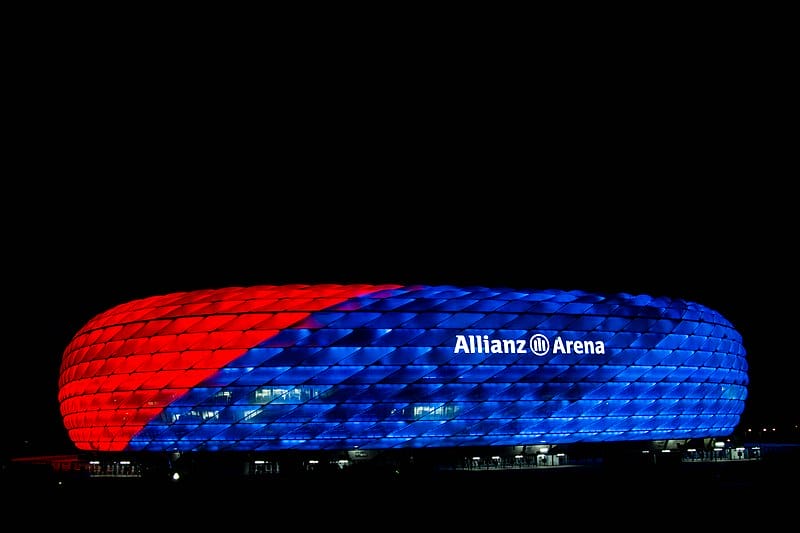 Münchner Allianz Arena bei Nacht - in rot und blau erleuchtet