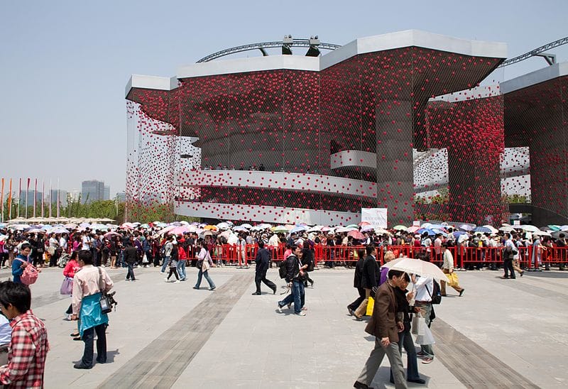 Schweizer Pavillon an der EXPO Shanghai 2010, umhüllt mit einem X-TEND Edelstahl-Seilnetz von Carl Stahl Architektur