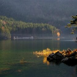 Später Herbstnachmittag am Eibsee bei Grainau