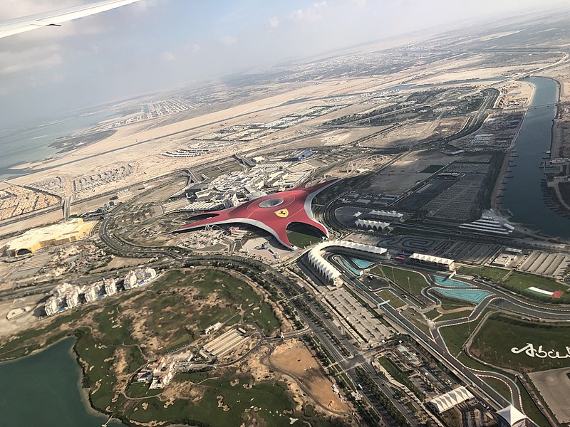 Ferrari World in Abu Dhabi, aus der Luft fotografiert