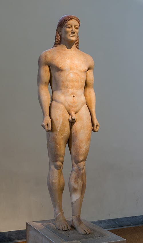 Kroisos Kouros. Parischer Marmor. Gefunden in Anavyssos, Attika. Dies ist eine Grabstatue, die auf dem Grab von Kroisos gefunden wurde, wie das Epigramm auf der Basis zeigt: Halten Sie an und trauern Sie am Grab des toten Kroisos, den der wütende Ares zerstörte, als er unter den Verteidigern kämpfte.