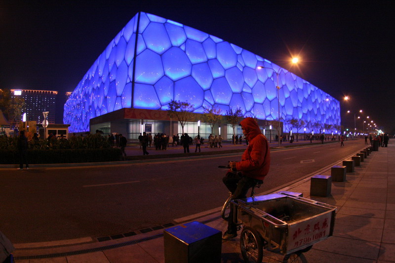 Der beleuchtete Water Cube bei Nacht, Peking