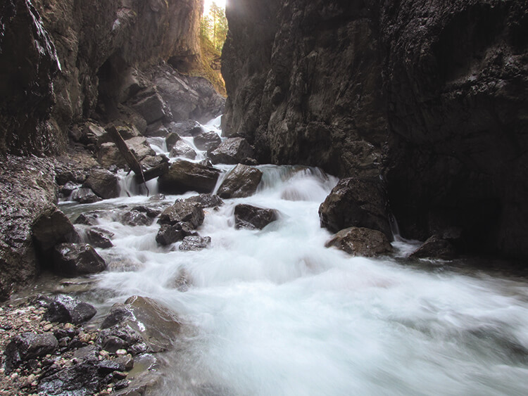 Ein Blick auf die Partnachklamm im kleinen Ferienort Garmisch-Partenkirchen, Deutschland