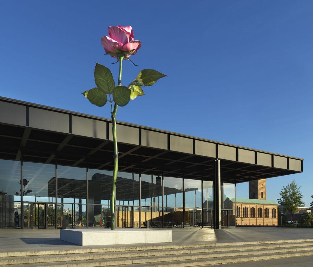 Ausstellungsansicht „Isa Genzken. 75/75“, Neue Nationalgalerie, 2023 PINK ROSE, 2016/2023 cast aluminum, paint, stainless steel 825 × 289 × 307 cm Fredriksen Family Collection Foto: Nationalgalerie – Staatliche Museen zu Berlin / Jens Ziehe Courtesy Galerie Buchholz © VG Bild-Kunst, Bonn 2023