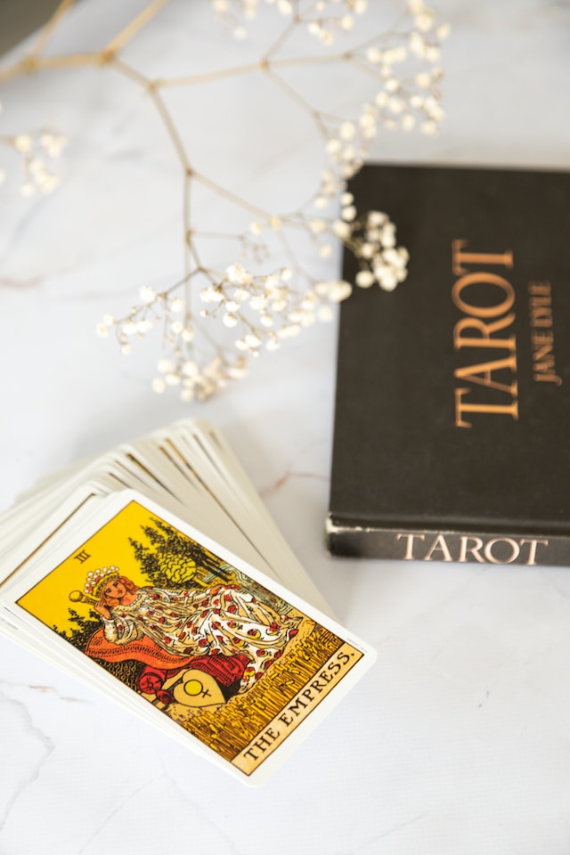 Tarotkarten sind voller klassischer Symboliken, die als Inspirationsquelle für zeitgenössische Künstler dienen