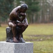 Nach Vorlagen des Bildhauers Auguste Rodin entstand diese Figur aus Bronze - der Denker von Rodin