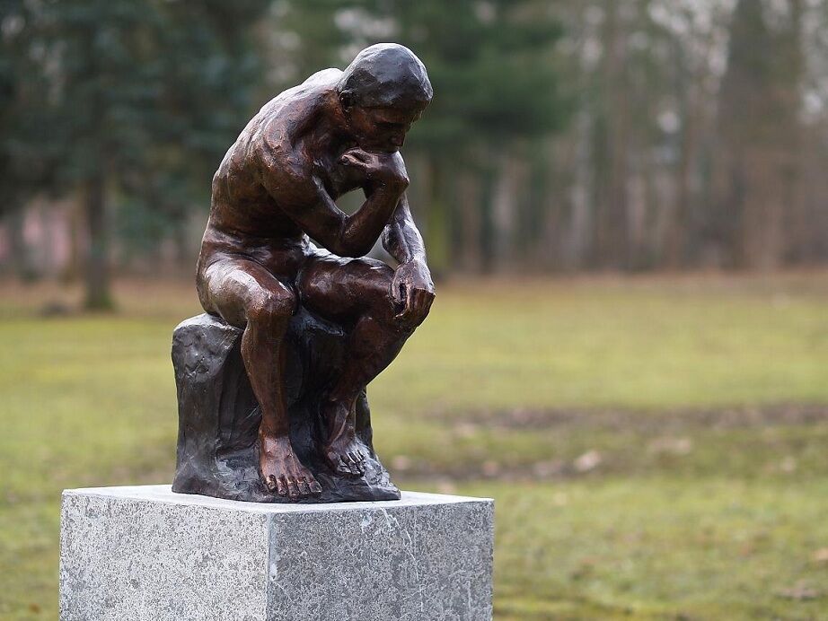 Nach Vorlagen des Bildhauers Auguste Rodin entstand diese Figur aus Bronze - der Denker von Rodin
