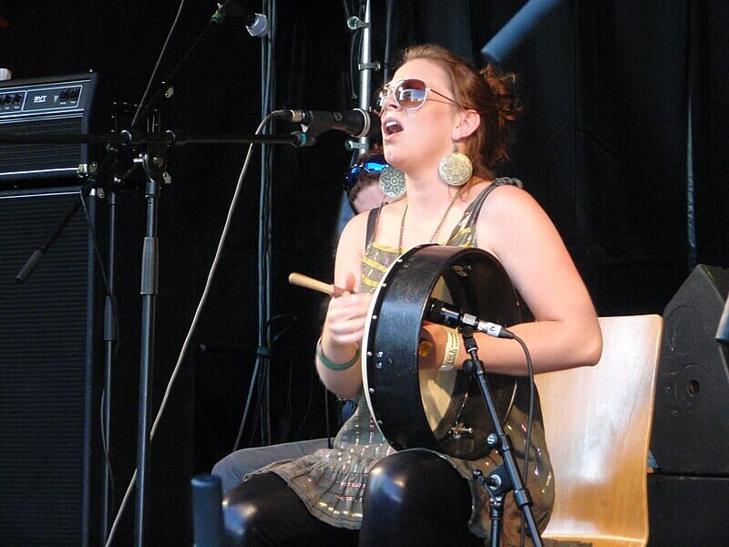 Nicola Joyce (Gráda) spielt Bodhran, Auftritt beim Festival "Folk im Schlosshof" in Bonfeld / Deutschland 2009