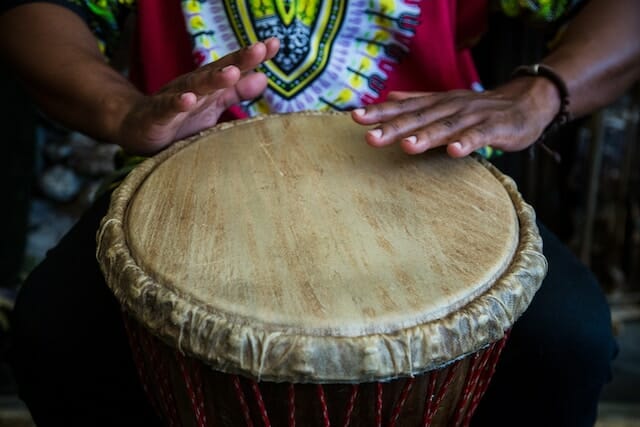 Die Djembe Trommel ist die wohl bekannteste Trommel aus Afrika