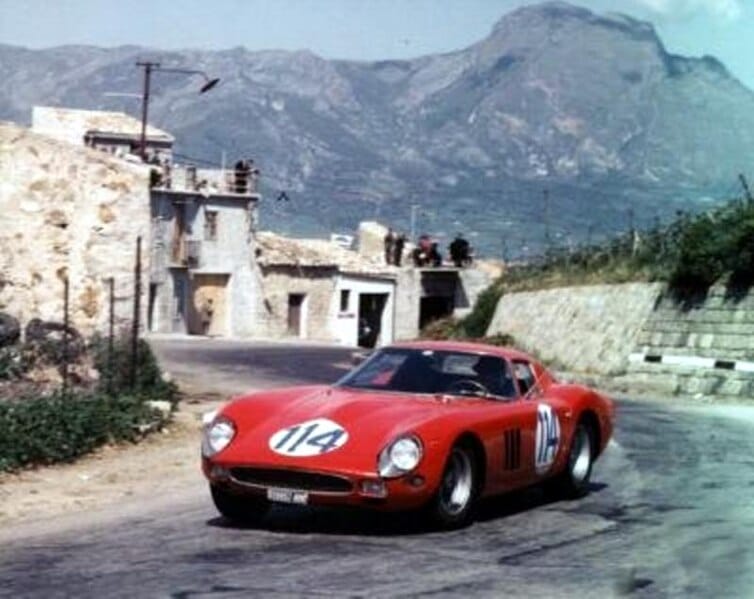 Der Ferrari 250 GTO s/n 3413GT von 1962 bei der Targa Florio am 26. April 1964, gefahren von seinem Besitzer Corrado Ferlaino aus Neapel und Luigo Taramazzo (als Beifahrer) auf einen 5. Platz. Das Auto hat gerade eine neue Front bekommen und sieht aus wie ein 1964er Modell (Serie II)