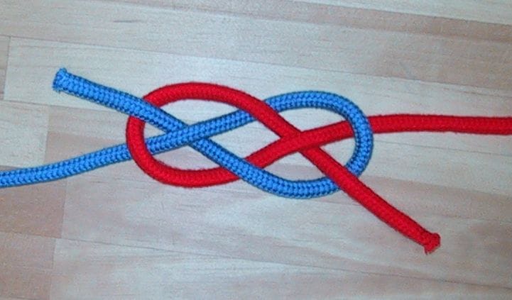 Der Trossenstek ist ein Verbindungs-, aber auch Zierknoten, mit dem sich zwei Enden verbinden lassen.