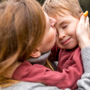 Kinderdemenz ist eine seltene, unheilbare Krankheit, die das Leben von Kindern und ihren Familien auf den Kopf stellt.